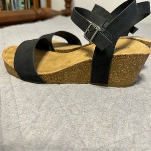 Annie comfort wedges. Low wedge.